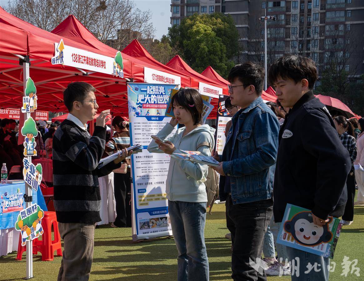 招聘人员向求职者介绍企业。通讯员 高文帅 摄