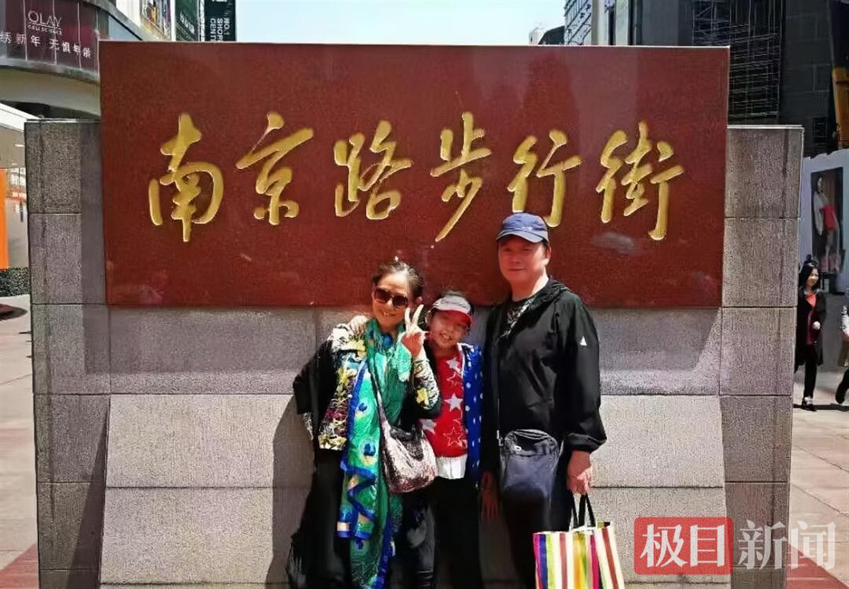 郭子涵与外公合照。学校供图.jpg 郭子涵与外公合照。学校供图.jpg