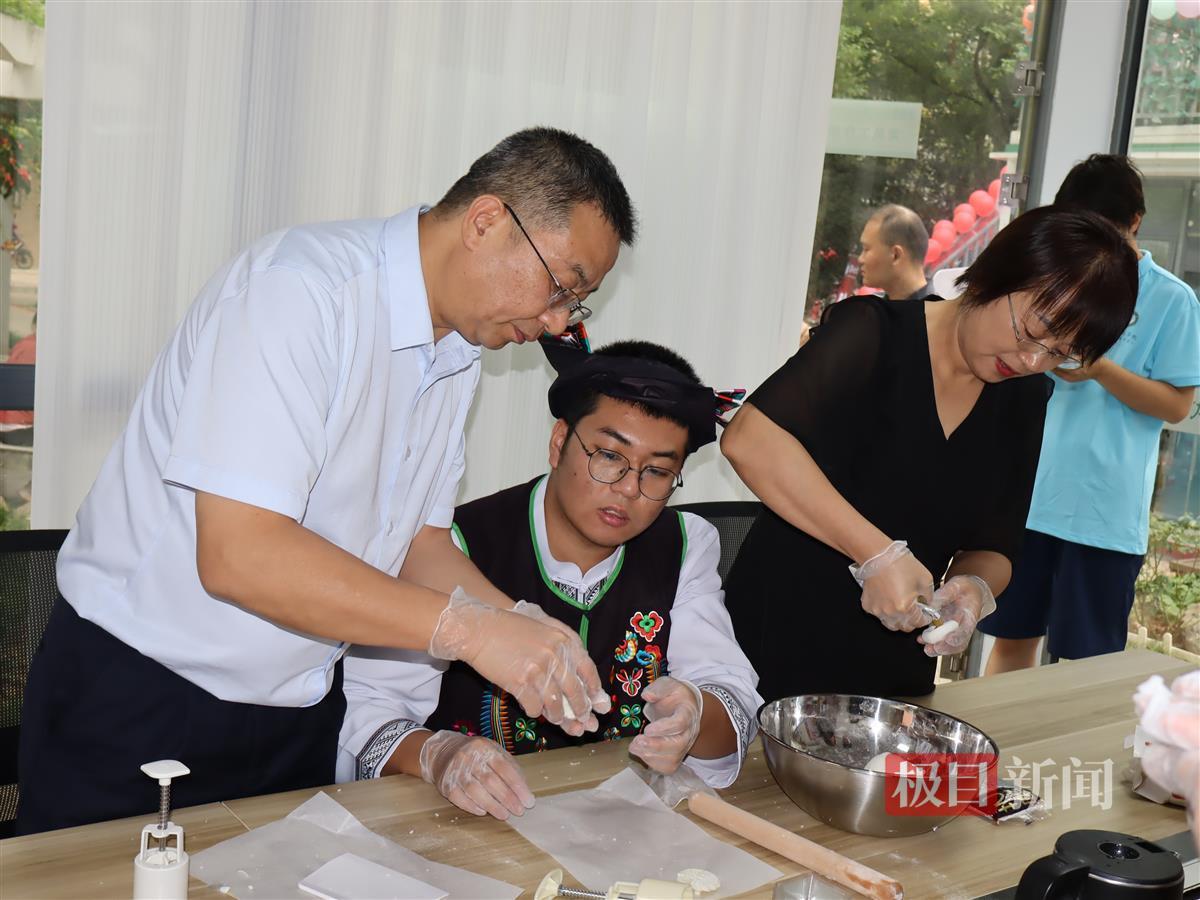 家长和孩子合作制作月饼。通讯员 朱佳怡 摄.JPG
