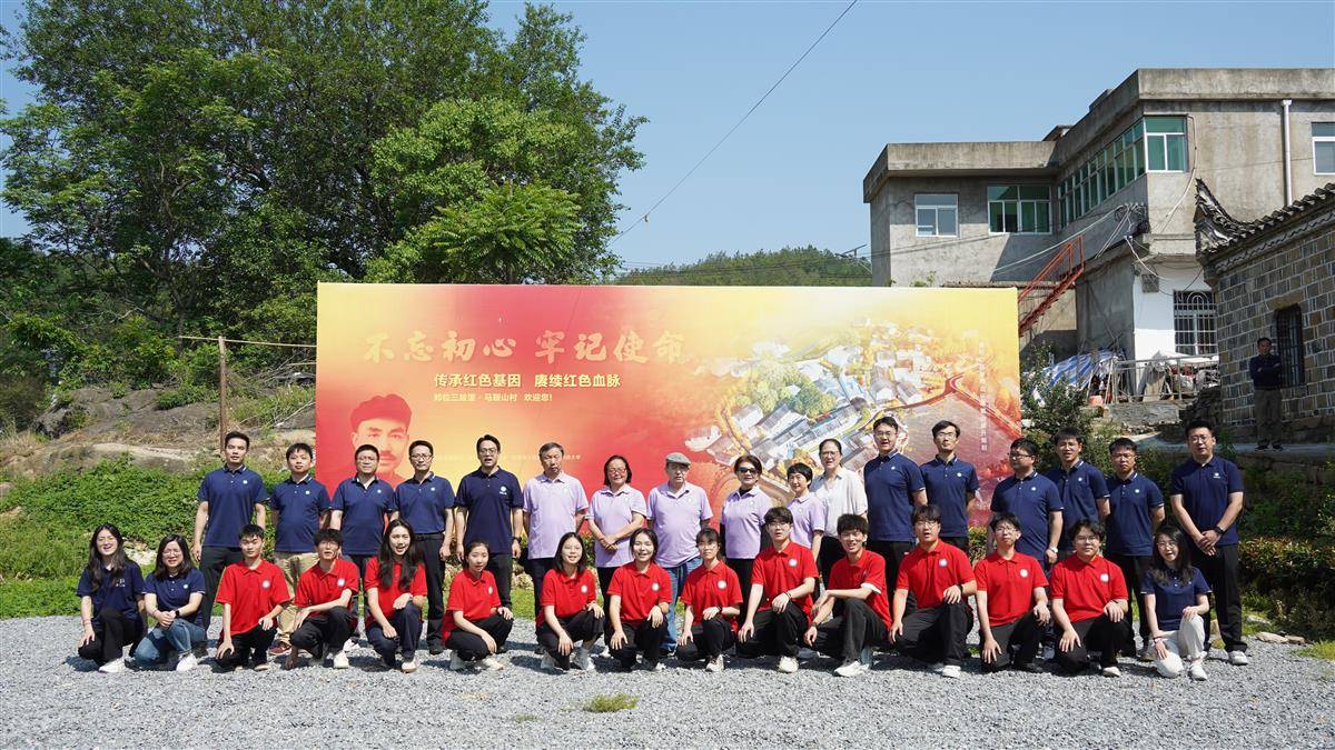 老中青三代合影。通讯员 孙正恒 摄.JPG 武科大“红安行”的队员们合影。通讯员 孙正恒 摄