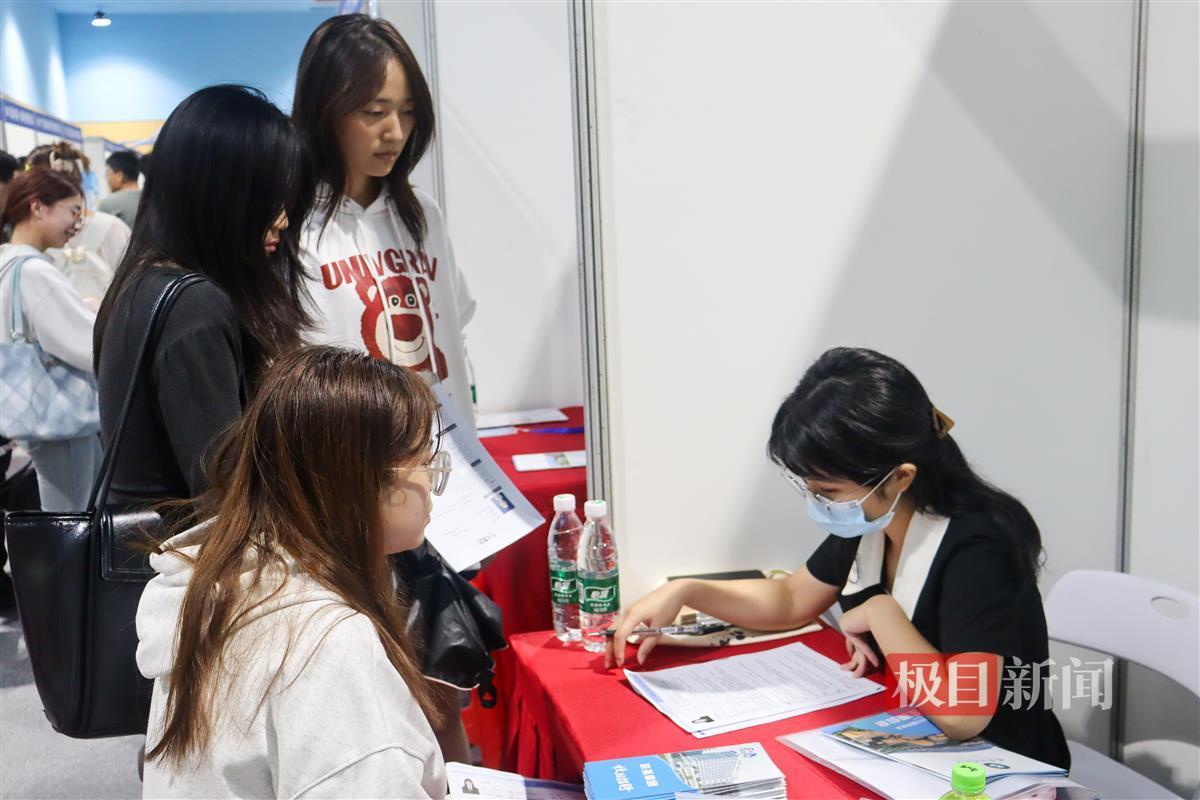 室友一同求职。通讯员 杨欣怡 摄.JPG