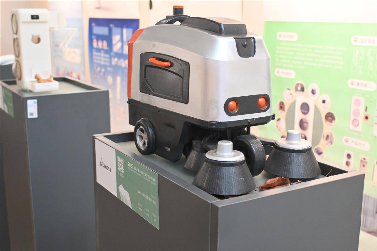 无人驾驶智能清洁车设计。通讯员 李周阳 摄