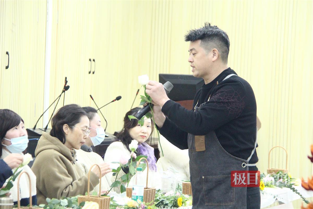 花艺师讲解插花技巧。通讯员 肖宇瑄 摄.JPG 花艺师讲解插花技巧。通讯员 肖宇瑄 摄.JPG