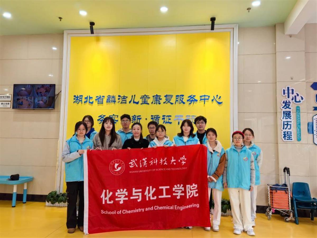 志愿者在康复中心合影.jpg 志愿者在康复中心合影.jpg