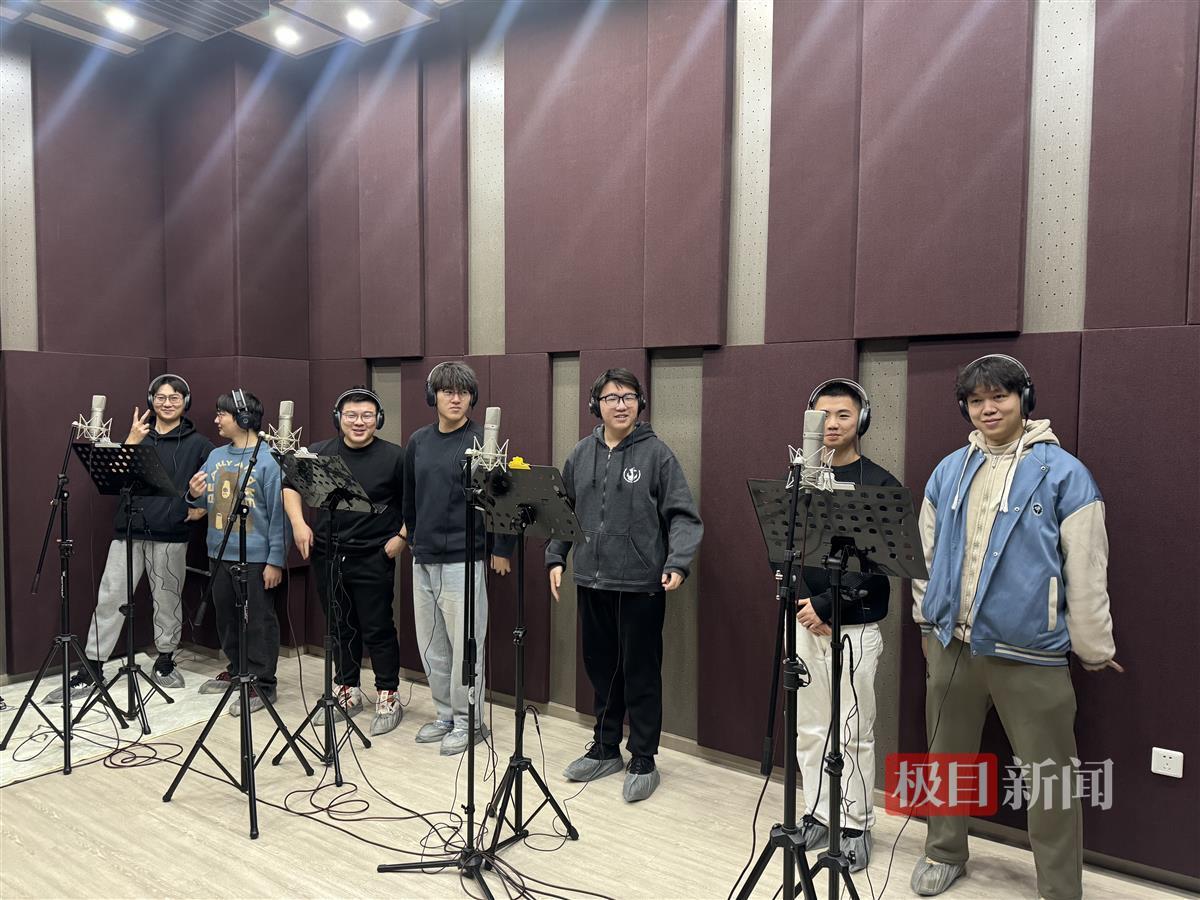 录音室录制。学校供图.jpg 录音室录制。学校供图.jpg