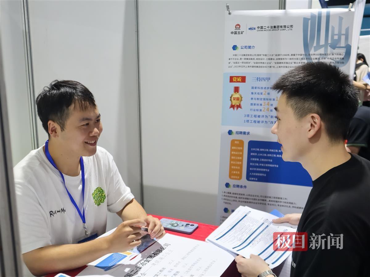 公司负责人与求职者沟通。通讯员 周凡 摄.jpg