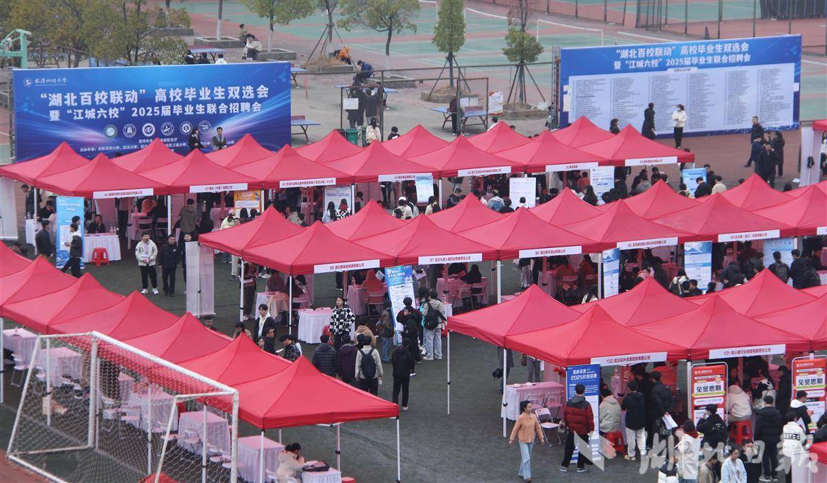 招聘会现场。通讯员 肖宇瑄 摄