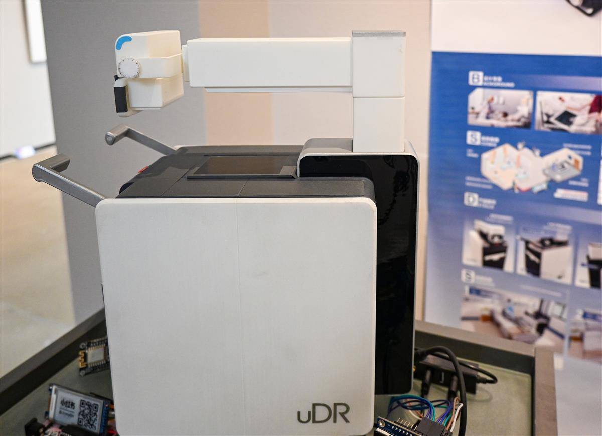 移动DR设备设计。通讯员 李周阳 摄