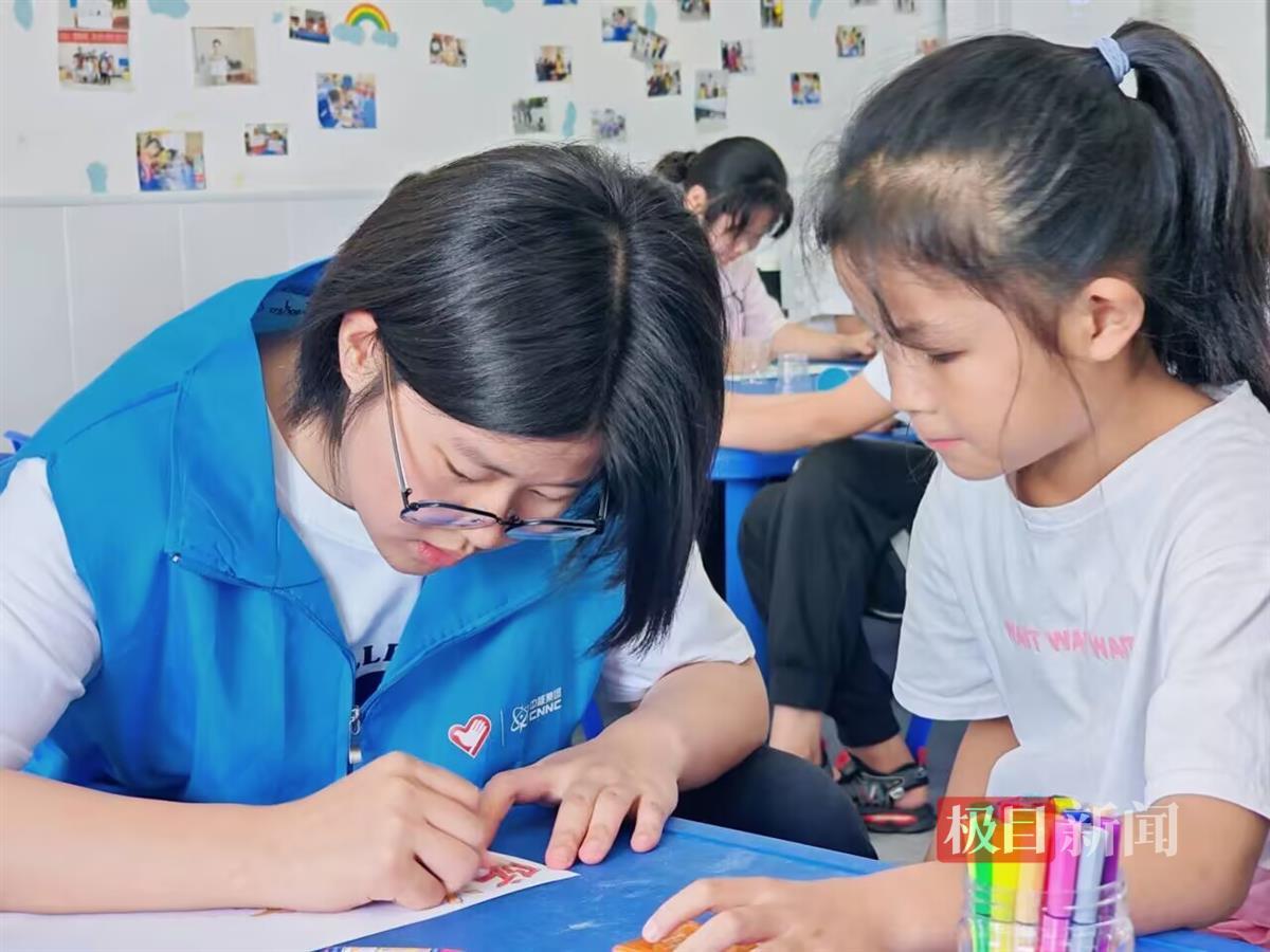 占洁教小朋友画画。受访者供图.jpg
