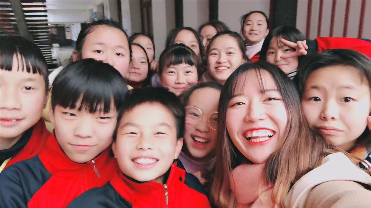 窦薇与学生们的合照。受访者供图.jpg